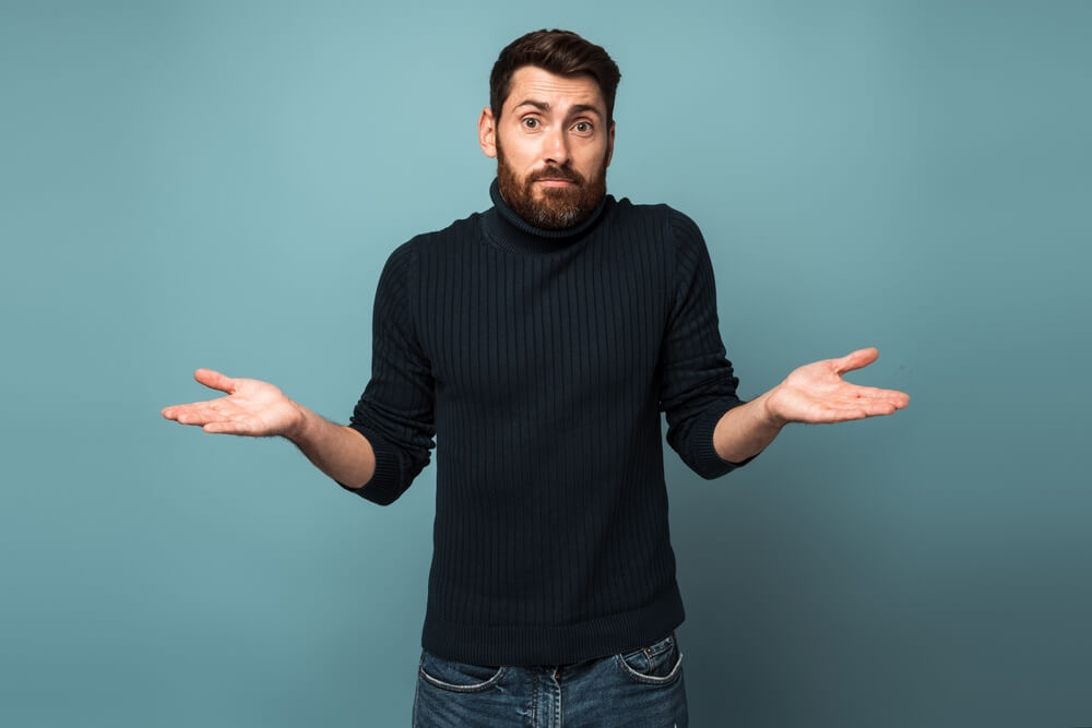 Mladenič z brado zmiguje z rameni, ker ni razumel