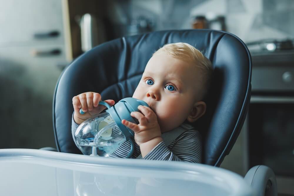 Malček pije vodo iz stekleničke